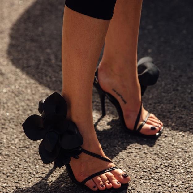 El truco que le copiarás a esta estilista de moda para conseguir unas sandalias flor por muy poco