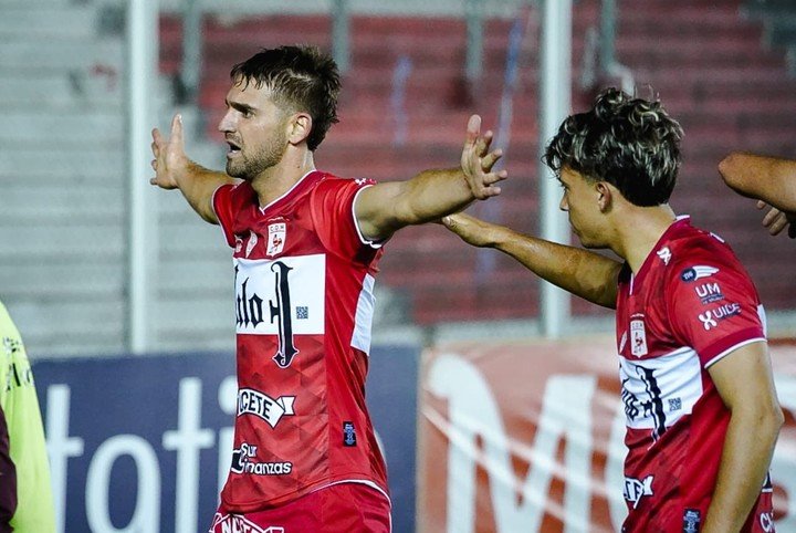 Franco festeja el gol (Foto: Prensa Morón)