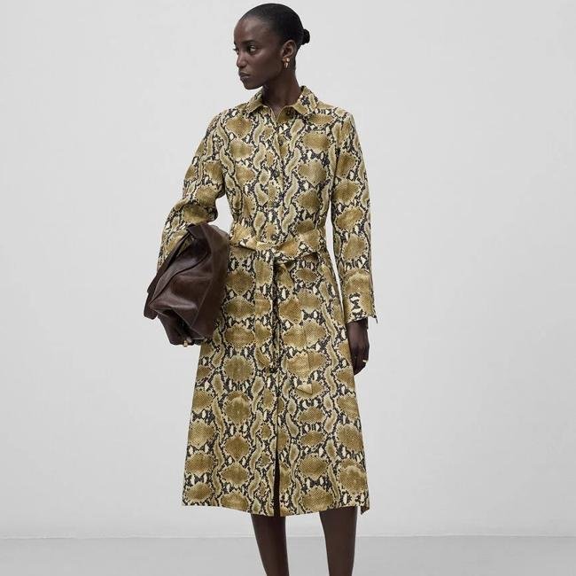 Vestido camisero estampado de Adolfo Domínguez, 79 euros.