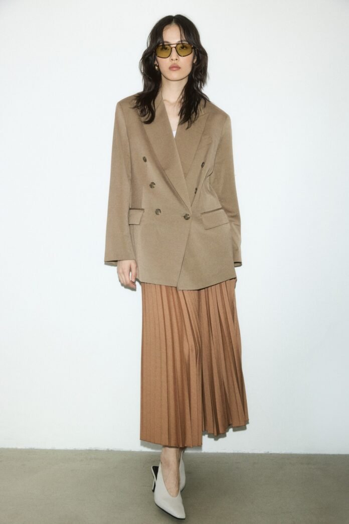 Novedades de H&M: la falda plisada color marrón que llevaremos con jersey oversize en otoño