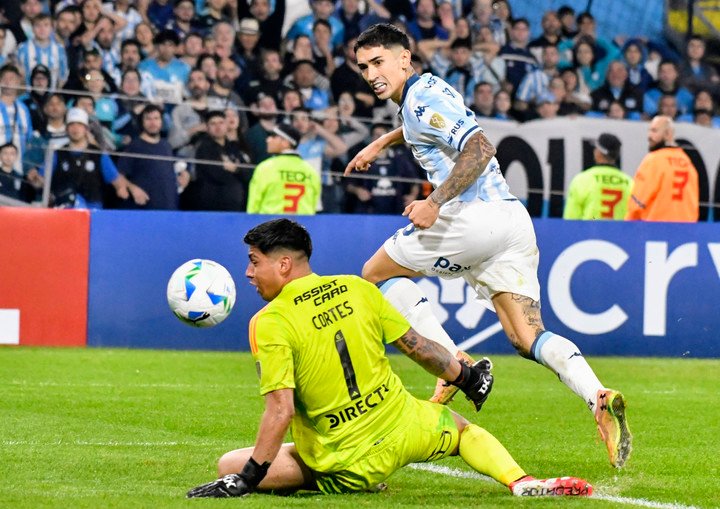 Racing contra Colo Colo: Cortés en el arco.