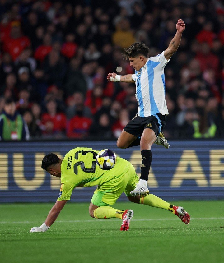 Giuliano Simeone contra Brayan Cortés, en Santiago de Chile, por Eliminatorias.