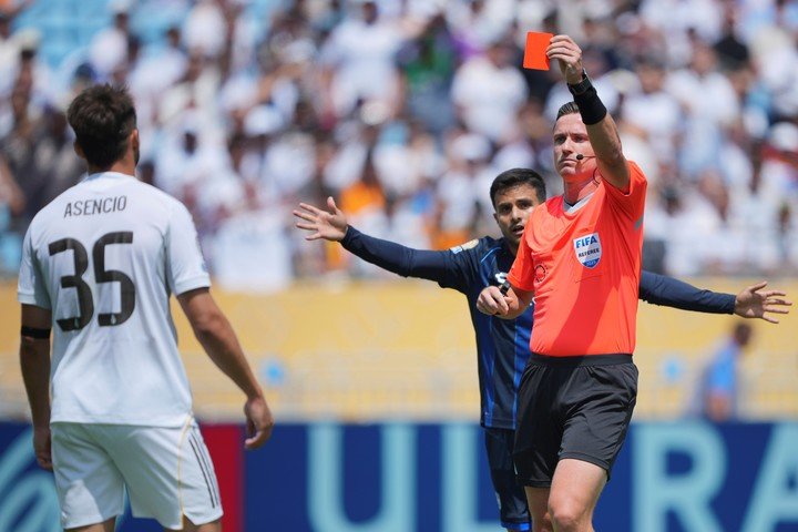 Asencio fue expulsado ante Pachuca en el Mundial de Clubes.