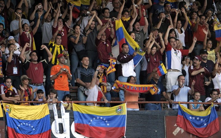 Hinchas venezolanos en el Monumental. A tratarlos bien (AFP / Juan Mabromata).