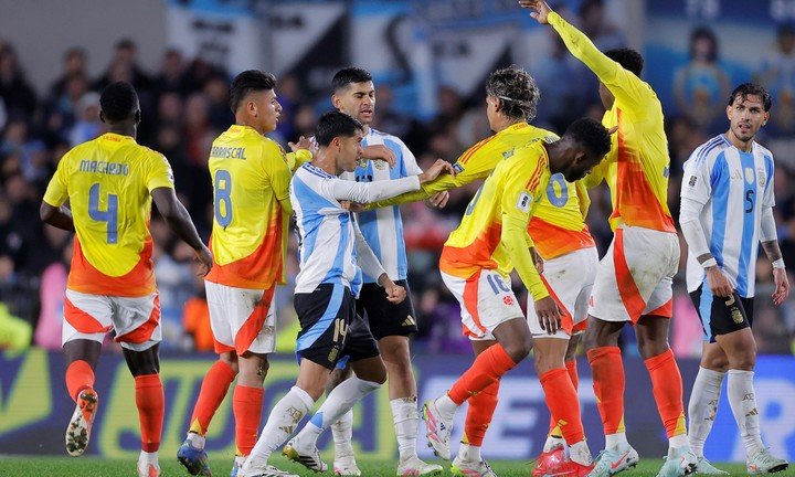 Clima feo en el último Argentina-Colombia. Ese día hubo cantos (EFE / Juan Ignacio Roncoroni).