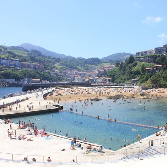 Las piscinas naturales están en la misma playa de Mutriku, junto al puerto.