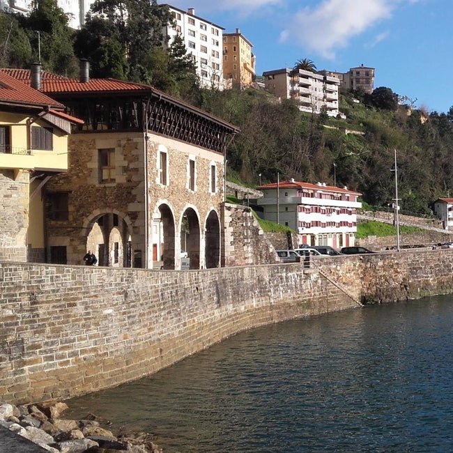La Lonja, con sus tres arcos, es uno de los edificios emblemáticos de esta villa marinera.