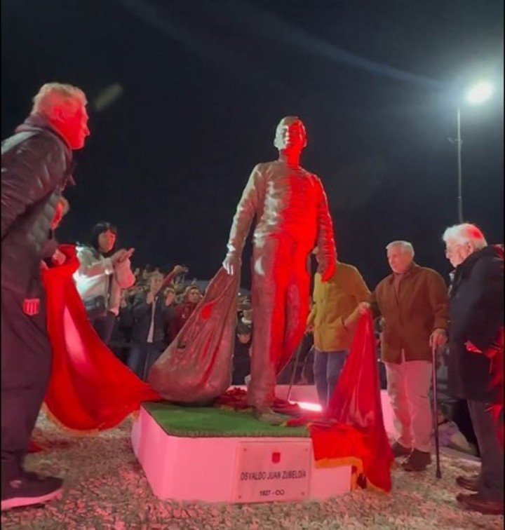 La estatua de Zubeldia en Estudiantes.