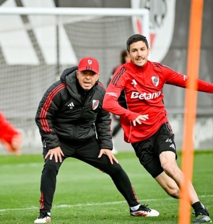 El desafío de Gallardo a sus jugadores en la práctica de River (Prensa River).