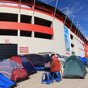 Furor en Bolivia por ver a Brasil: acampan desde hace cinco días por una entrada