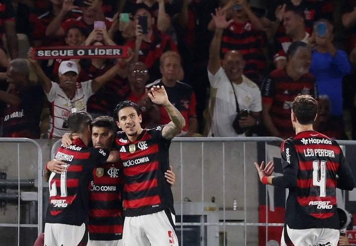 De Arrascaeta festeja con Pedro y Jorginho (Reuters).