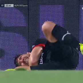 Video: a Loyola lo tiraron contra un cartel y debió dejar la cancha