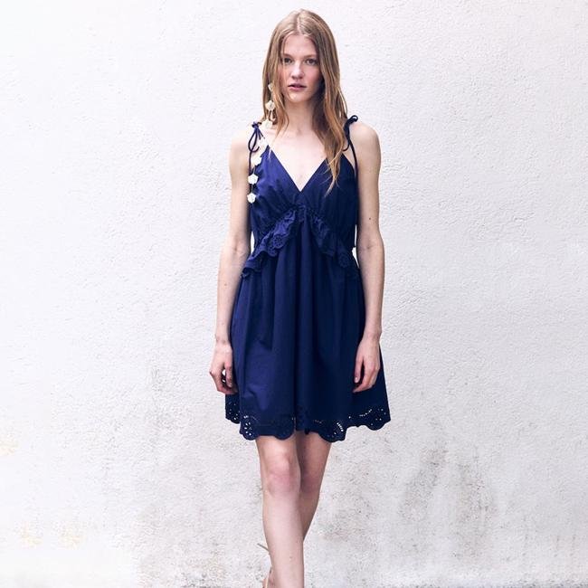 Vestido corto azul marino de Sfera, 19,99 euros.