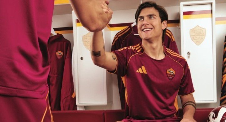 Paulo Dybala con la nueva camiseta. (FOTO: Roma) 