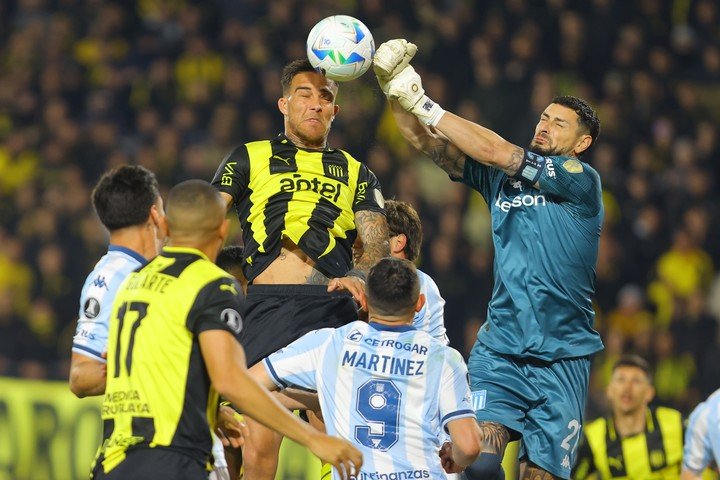 Arias en esta llegó: ante Méndez (EFE).