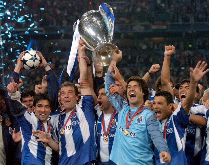 Porto campeón de la Champions de la mano de Jorge Costa y Mourinho. (EFE/EPA/OLIVER MULTHAUP GERMANY OUT)