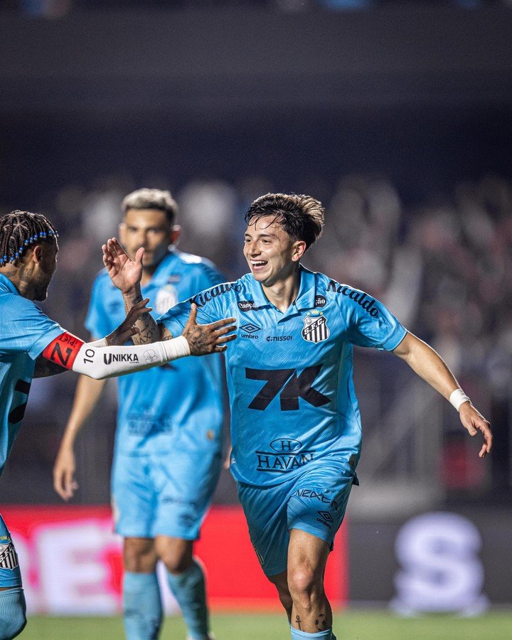 Barreal festeja su gol para Santos.