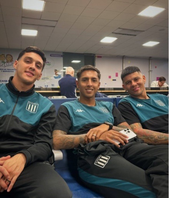 Rojo con Colombo y Almendra (Instagram Racing).