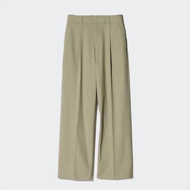 Pantalón de pinzas verde de Uniqlo, 19,90 euros.