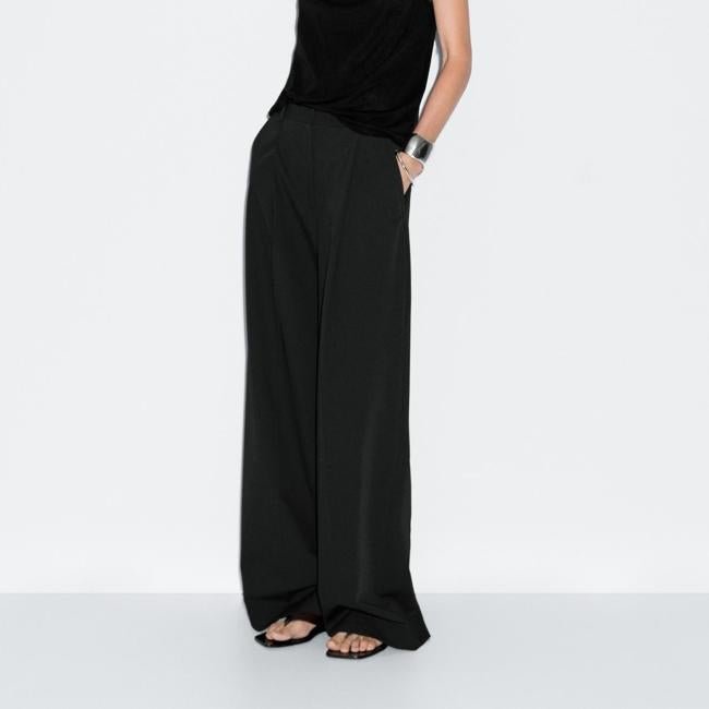 Pantalón negro de Massimo Dutti, 59,95 euros.