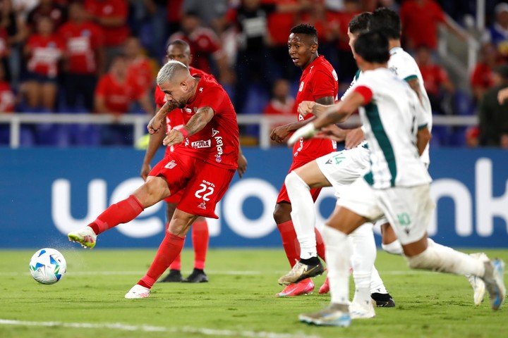 Rodrigo Holgado jugando la Copa Sudamericana con América de Cali. (EFE)