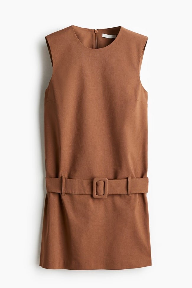 Vestido con cinturón de H&M (34,99 euros)