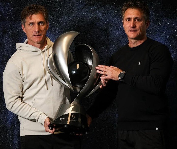 Guillermo y Gustavo Barros Schelotto, con la Supercopa Argentina.