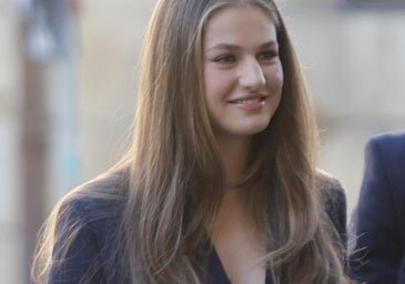 Leonor se estrena como princesa de Viana en Navarra con un traje de chaqueta de raya diplomática de la firma favorita de Letizia
