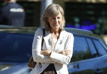 Marta Carazo tiene el look de entretiempo más elegante: combinación de colores tendencia y un pantalón todoterreno