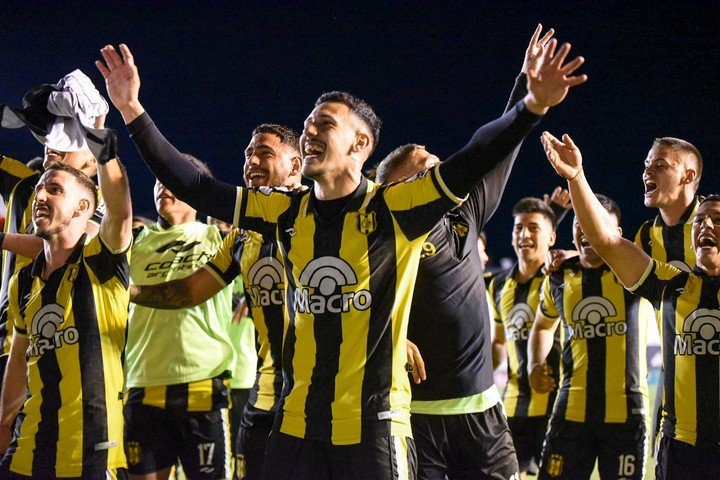 Los jugadores del Aurinegro celebraron el empate en Floresta (Foto: Prensa Dep. Madryn)
