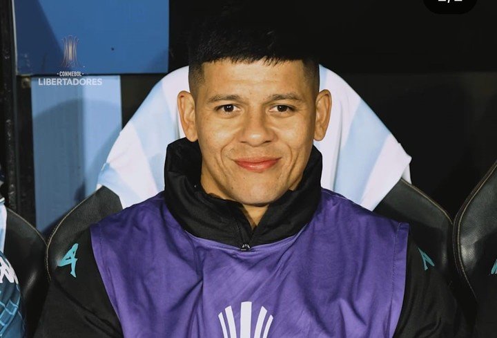 Marcos Rojo en el banco frente a Peñarol. 