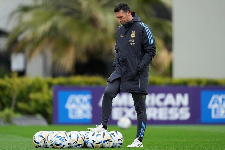 Scaloni le da forma al equipo para recibir a Venezuela (AP). 