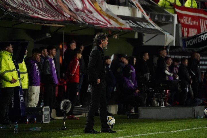Domínguez, frente a River (Emmanuel Fernández).