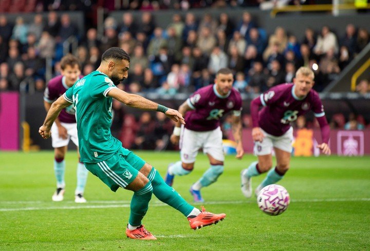 Salah, de penal, puso el 1 a 0 sobre el Burnley.