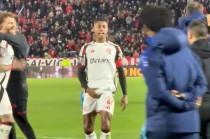 El gesto obsceno de Bruno Henrique.
