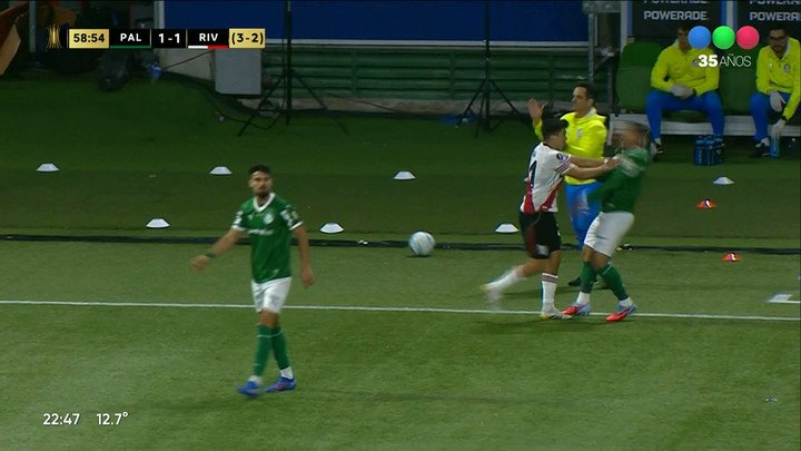 El empujón de Acuña a Vitor Roque (Imagen TV).