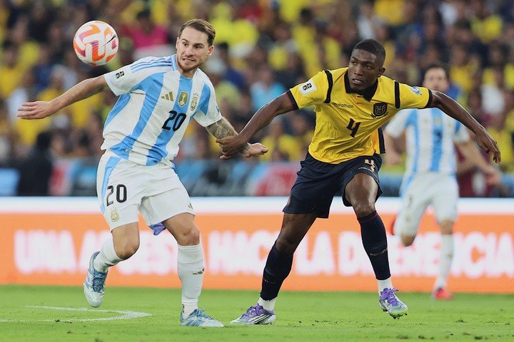 Mac Allister ante Ecuador por la última fecha de las Eliminatorias. (AP Photo/Patricio Teran)