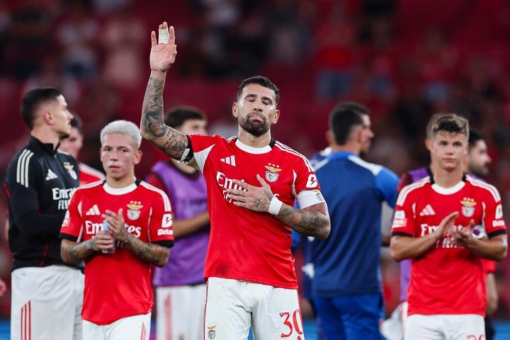 Otamendi y las disculpas a los hinchas del Benfica. (Foto: EFE/EPA/JOSE SENA GOULAO)