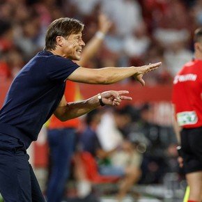 La insólita amarilla que le sacaron a Matías Almeyda en el empate del Sevilla