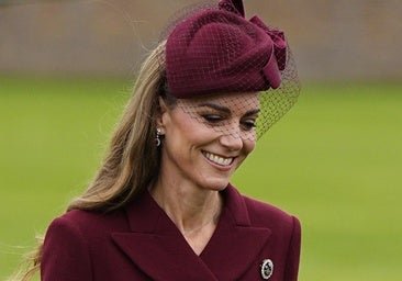 El look de Kate Middleton para recibir a Melania Trump: un total look burdeos y broche de la princesa Diana