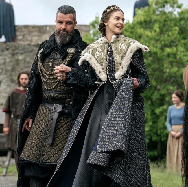 Bradley Freegard como Canuto y Laura Berlin como Emma de Normandía en un fotograma de la serie Vikingos: Valhalla, en la que ella demuestra su poder político.
