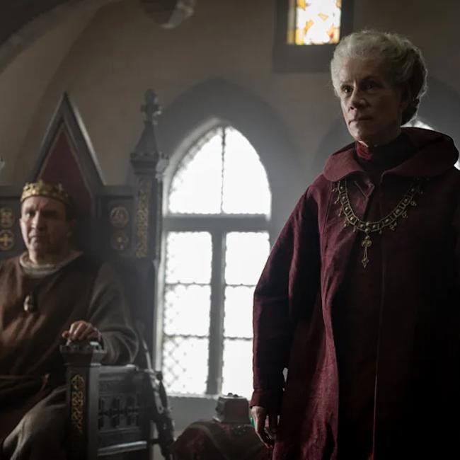 Eddie Marsan como Eduardo el Confesor y Juliet Stevenson como Lady Emma en una imagen de la miniserie Rey y conquistador.