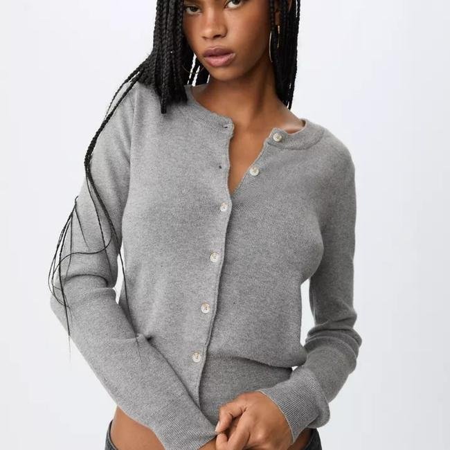Chaqueta gris de Stradivarius, 22,99 euros.