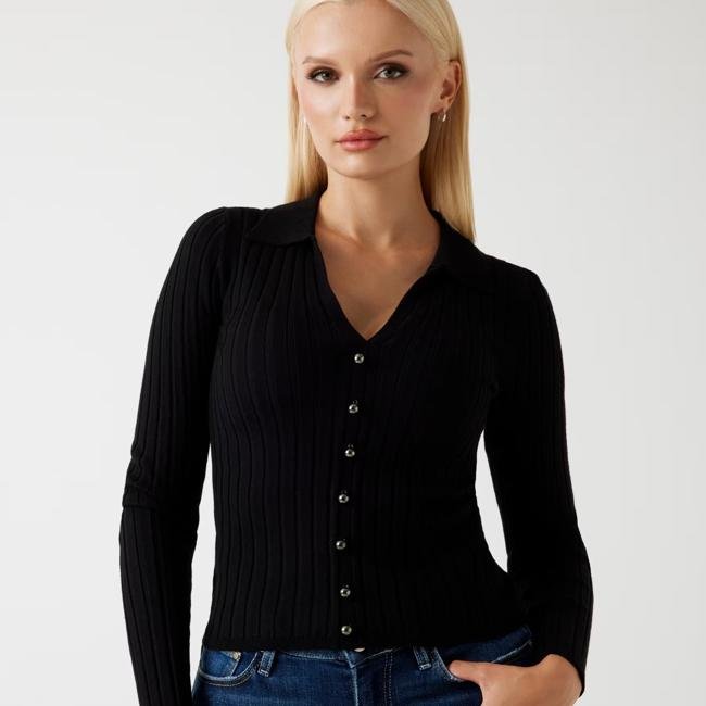 Cárdigan ajustado negro de Guess, 90 euros.