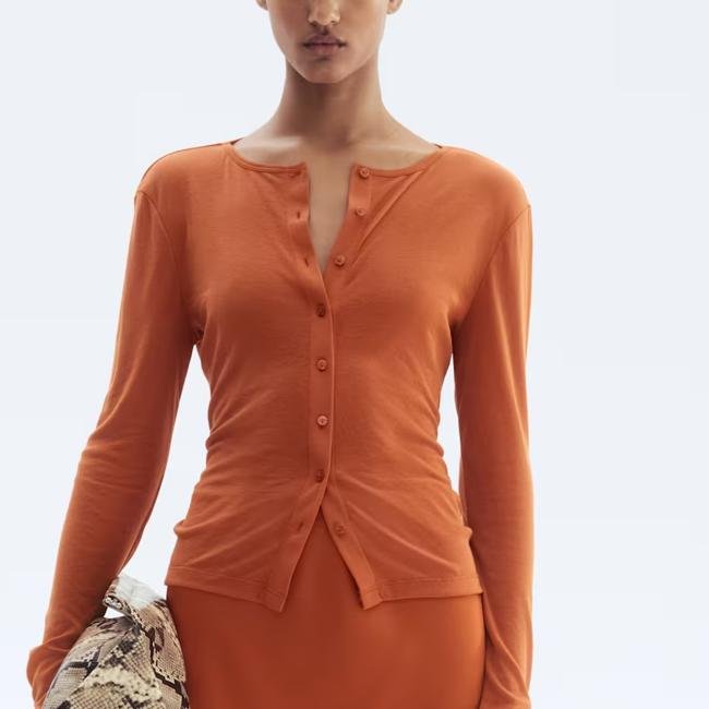 Cárdigan naranja de H&M, 7,99 euros.