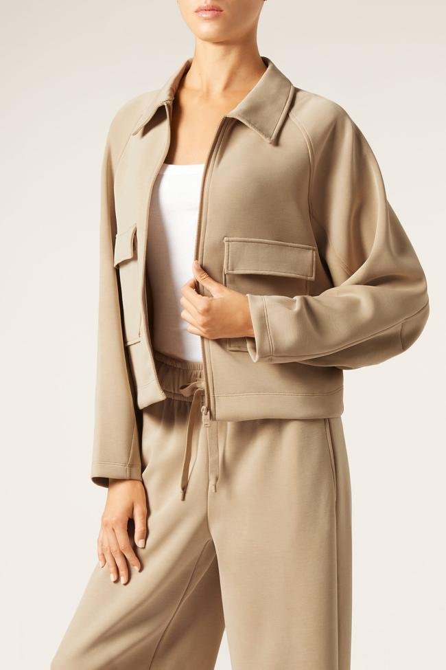 Conjunto de chaqueta y pantalón e beis de Calzedonia.