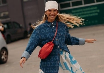 Cómo llevar los vestidos de verano en otoño: los trucos más resolutivos y estilosos de las influencers
