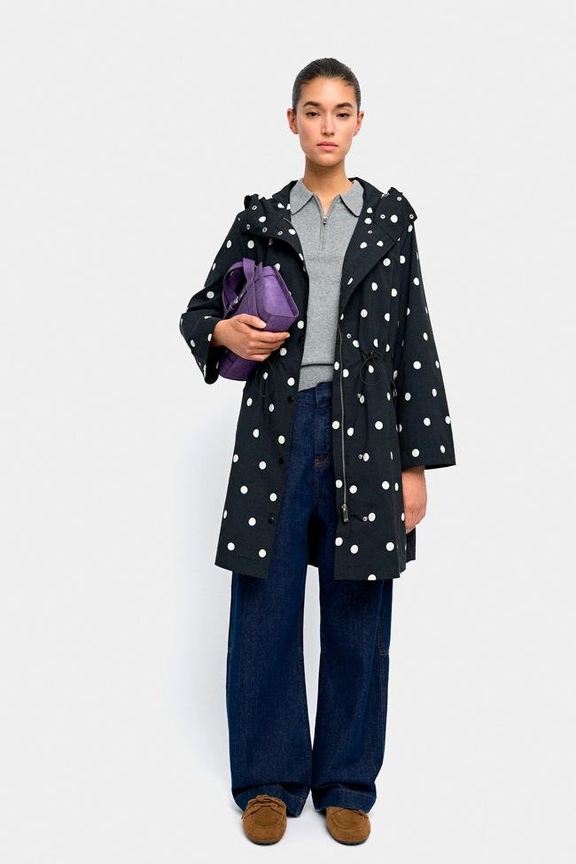 Chubasquero de lunaresen blanco y negro de Parfois.