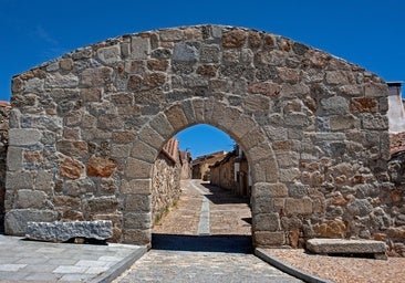 El sorprendente pueblo de Ávila que inspiró a artistas: castillo, un altar rupestre y el misterioso pozo con leyenda al que querrás bajar