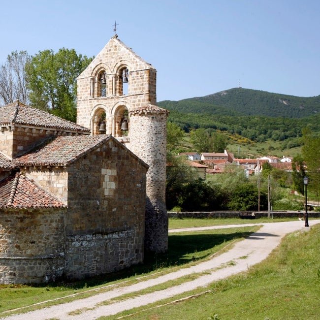 La iglesia románica con el pueblo de San Salvador de Cantamuda al fondo.